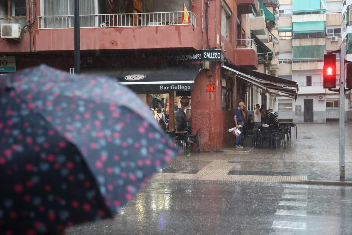 Imágenes de la lluvia en el barrio alicantino de Altozano.
