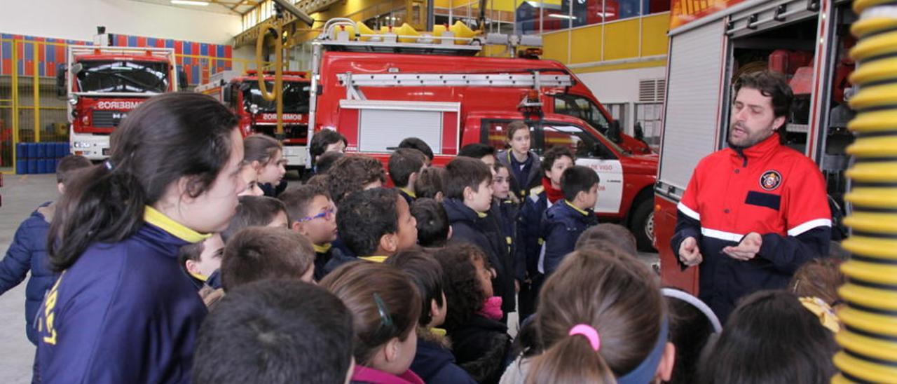 Imagen de la visita escolar a la central de Bomberos de Vigo