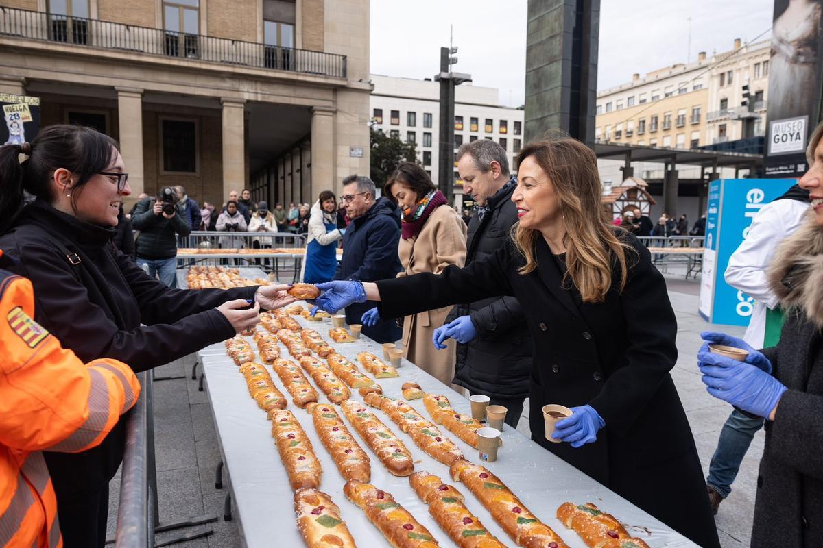En imágenes | EL PERIÓDICO DE ARAGÓN reparte 20.000 raciones de roscón en la plaza del Pilar por San Valero