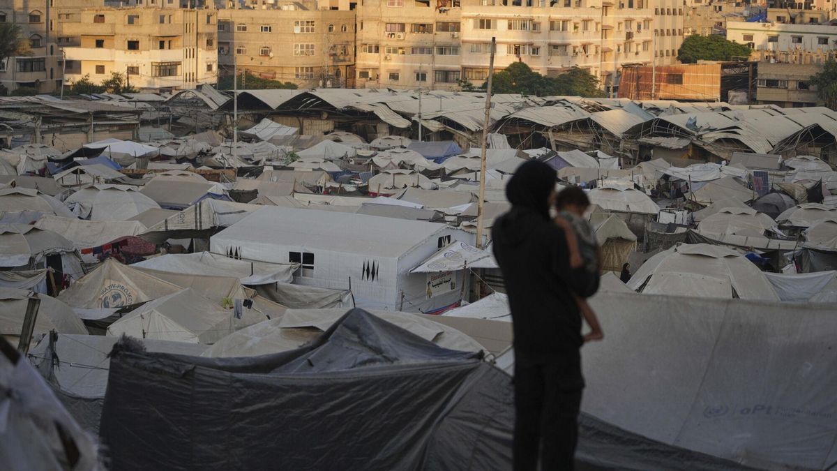 Un campamento de tiendas de campaña para palestinos desplazados se extiende a lo largo de la ciudad de Gaza.
