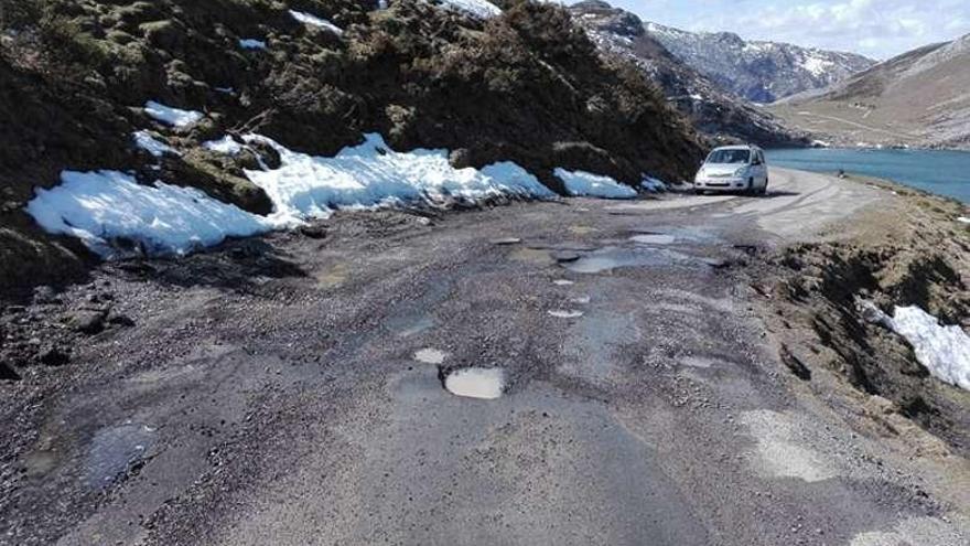 La carretera de los Lagos y los parkings, cuentas pendientes en los Picos