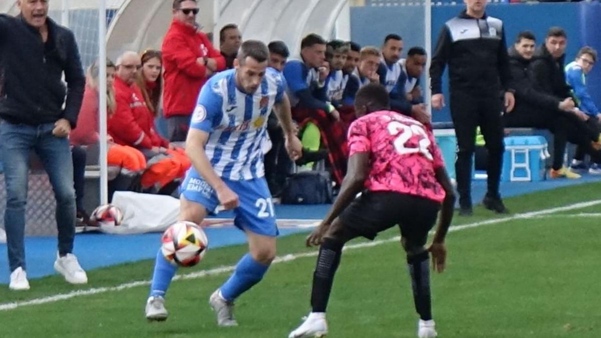 Solano, del Águilas FC, controla el balón. | JAIME ZARAGOZA