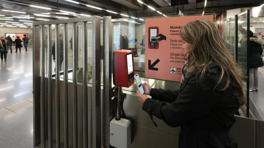 BCN ultima el pagament directe amb targeta al transport públic per al 2027