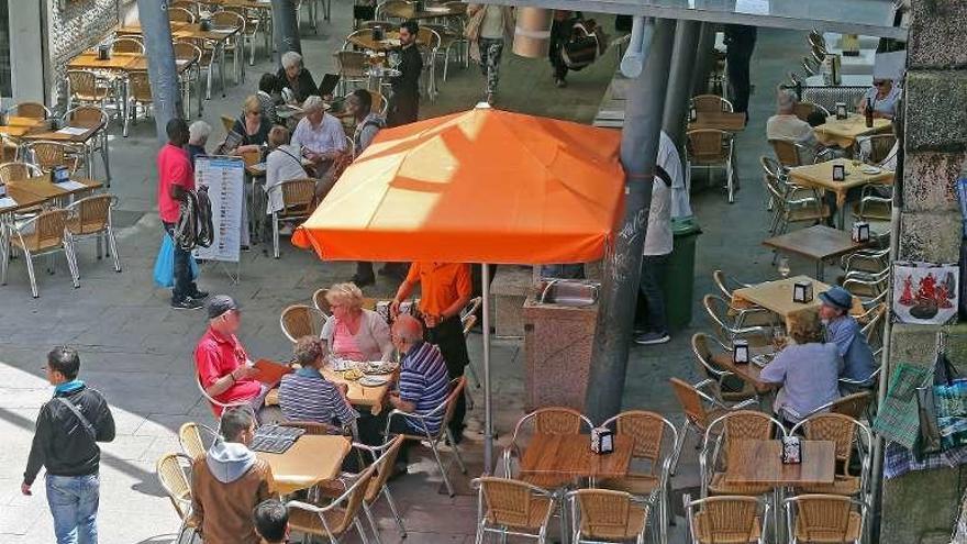 Terrazas de restaurantes en A Pedra, en el Casco Vello. // Marta G. Brea