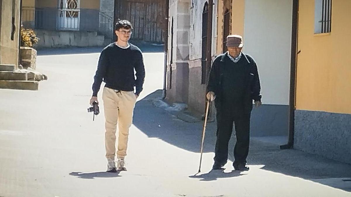Daniel Bragado y su abuelo durante su último paseo en Tardobispo