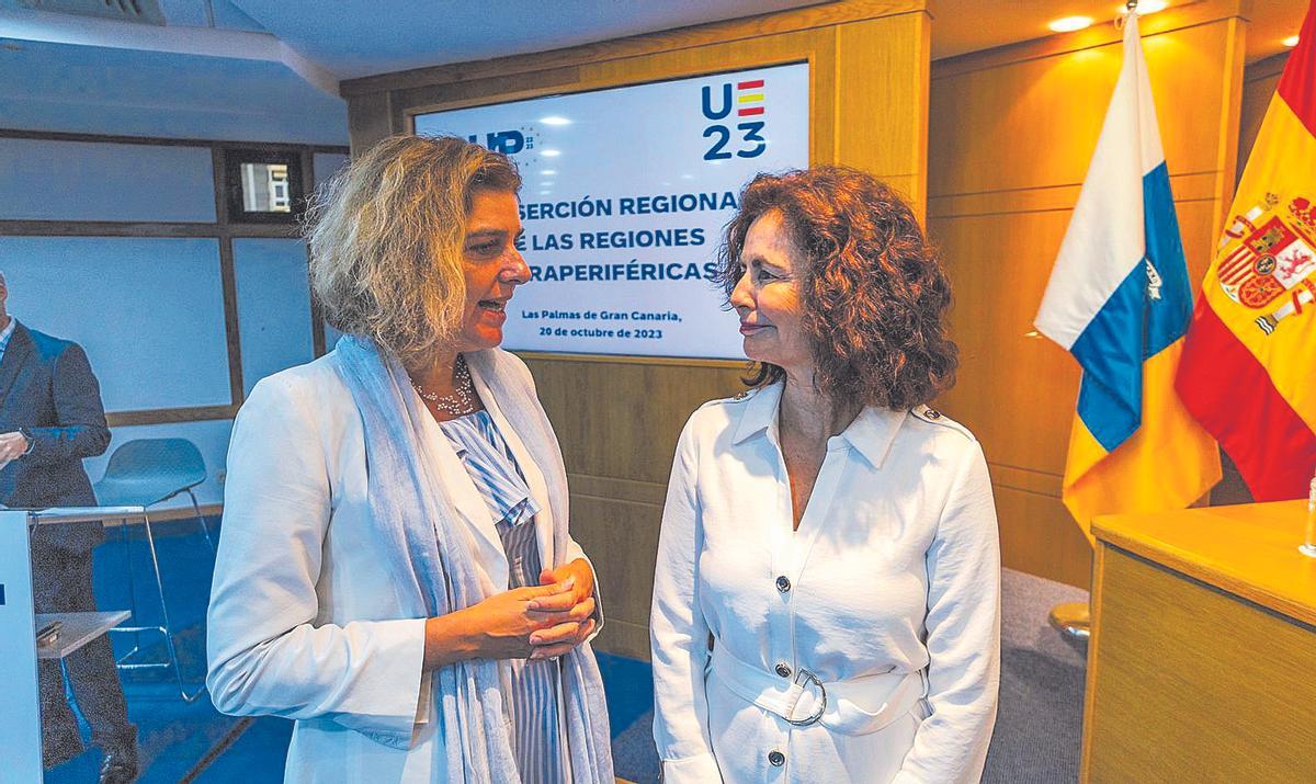 Matilde Asián (derecha) conversa con Monika Hencsey, directora de Presupuestos, Comunicación y Asuntos Generales de la CE.