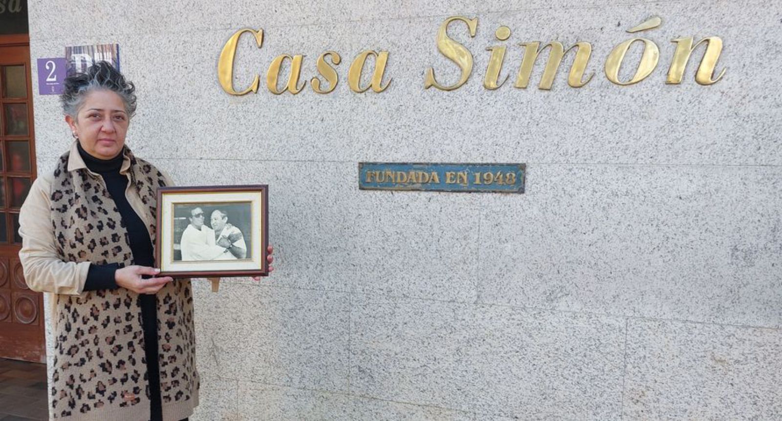Ana Pintos, hija de Pepe &quot;Simón&quot; muestra la foto de Julio Iglesias abrazado a su padre en una visita al restaurante en 1988.