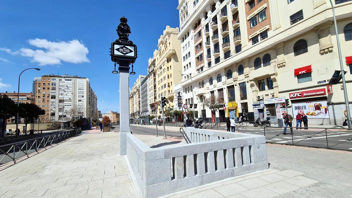 Boca del Metro Cuatro Caminos con la recreación de un tótem