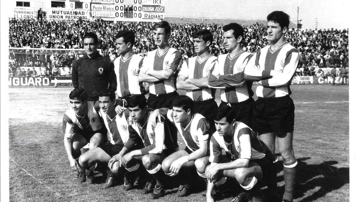 26/3/1967. Hércules 1-1 Barcelona. De pie y de izda. a dcha.: Fernández, Miche, Ramos, Belló, Miguel Ángel y Toledo. Agachados: Ramón, Cervera, Cáceres, Maxi y José Juan.