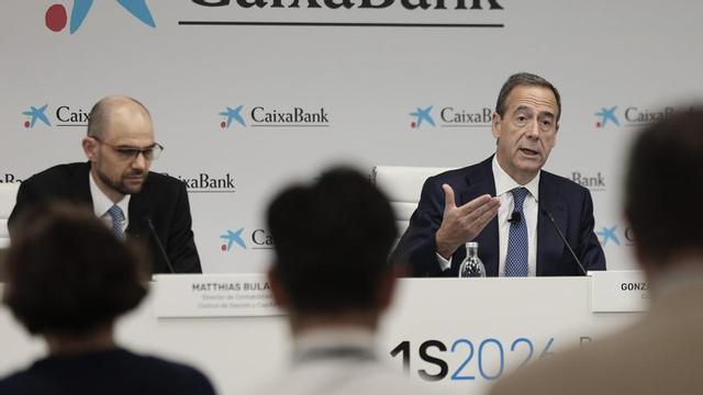 El CEO de CaixaBank, Gonzalo Gortázar, presenta els resultats semestrals, ahir a València.