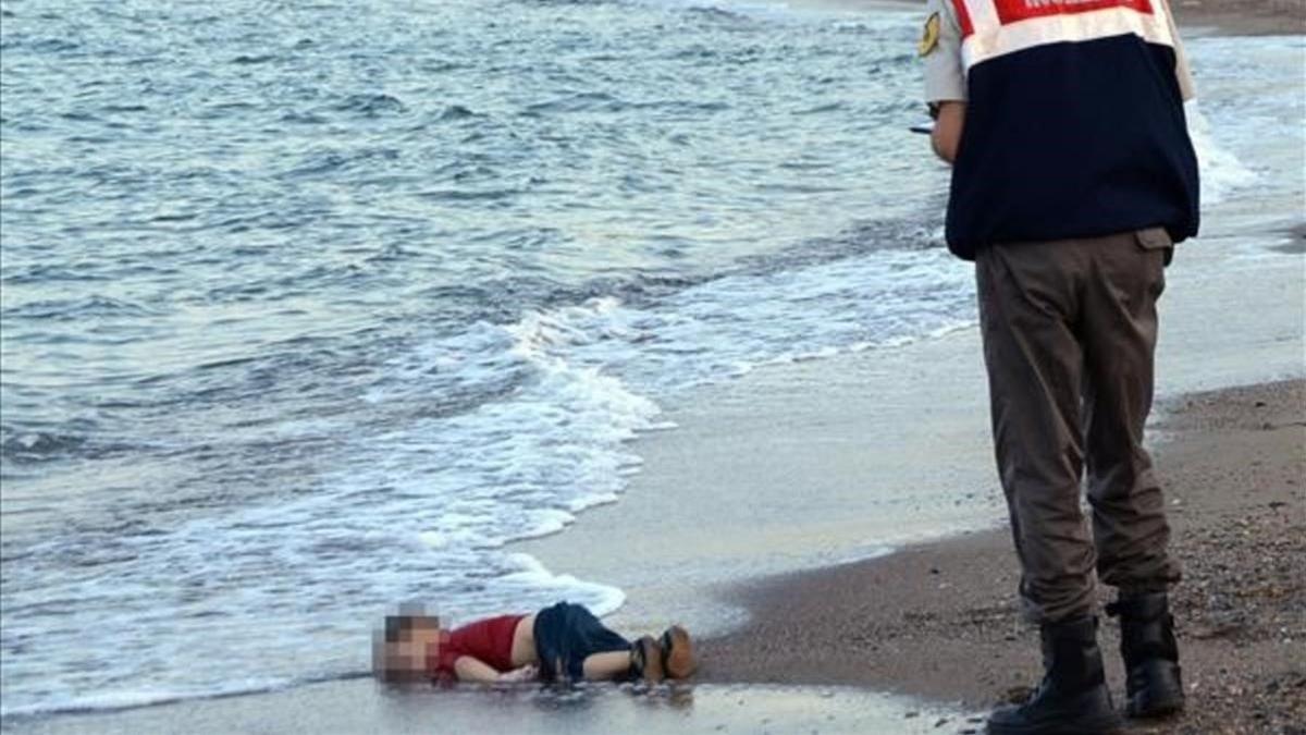 El cuerpo sin vida del pequeño Aylan Kurdi yace en una playa turca, el 2 de septiembre del 2015.