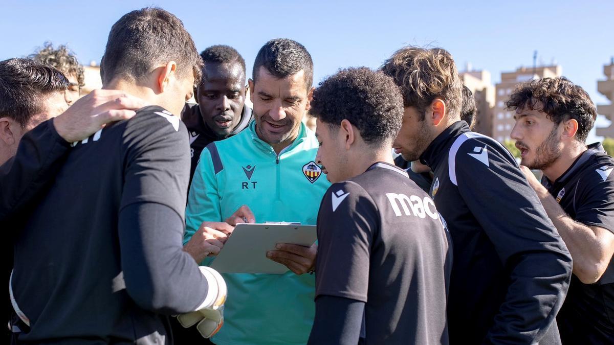 El técnico Rubén Torrecilla da explicaciones de unos ejercicios a sus futbolistas.