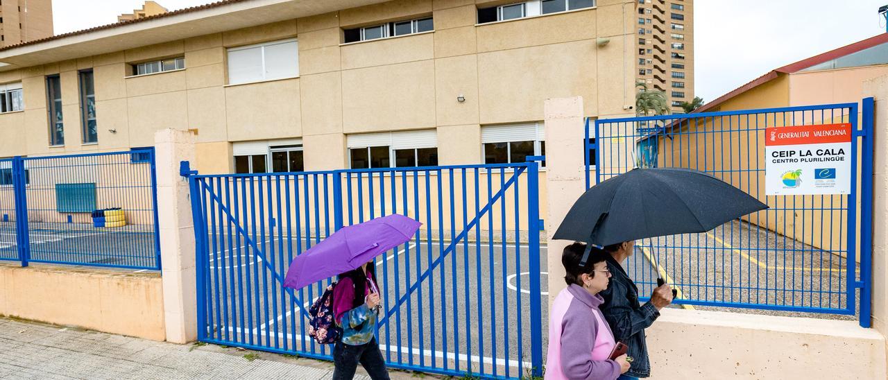 El colegio público de Infantil y Primaria La Cala de Benidorm, que el próximo curso se quedará sin la unidad de P2 aprobada por la Conselleria.