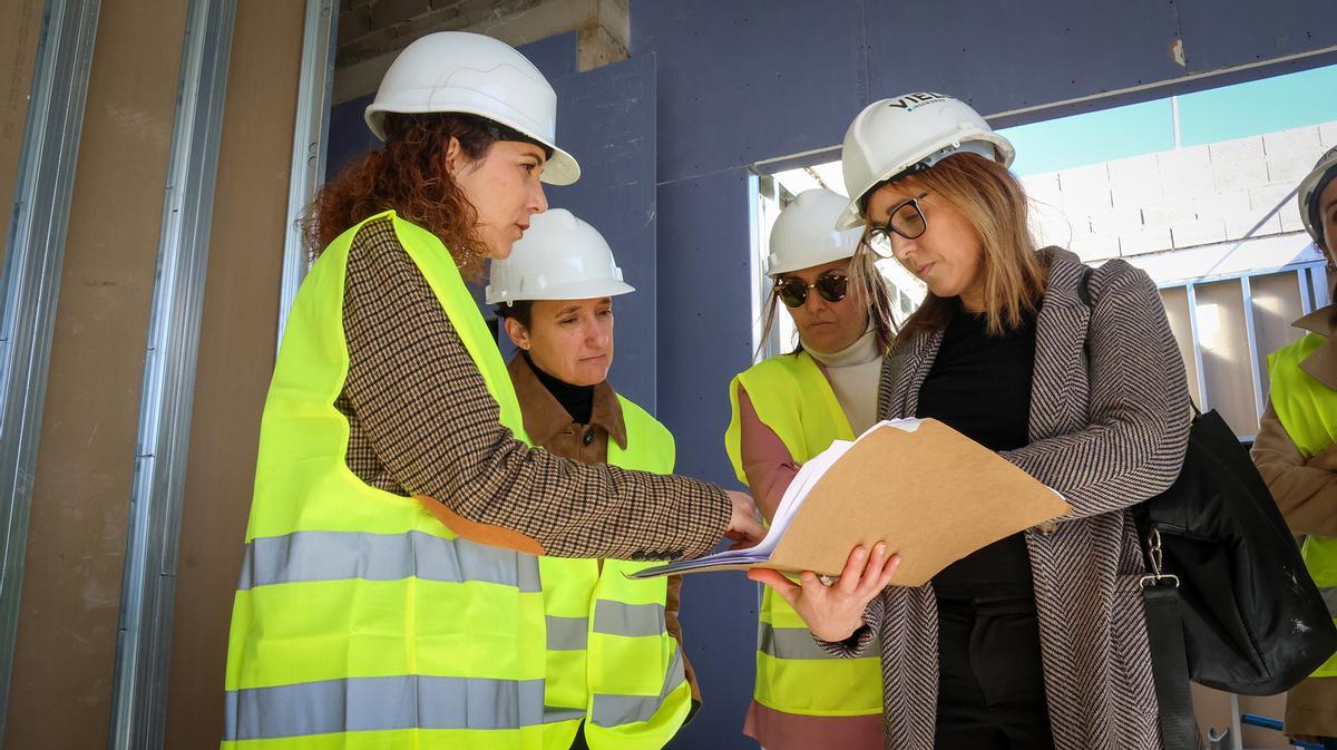 La alcaldesa visitó el centro junto a responsables educativos para verificar el avance de un proyecto clave para las familias ondenses