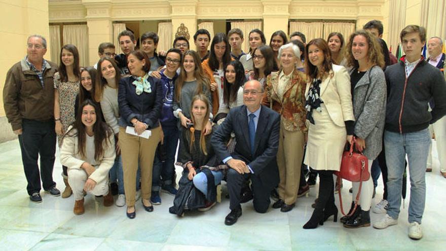 El alcalde y la concejala Gemma del Corral posan con los alumnos del instituto &#039;Academia Santa Teresa&#039;.