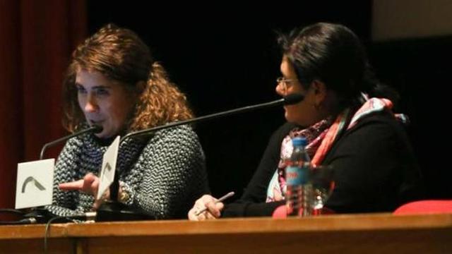 A la izquierda, María Jesús Fanjul, ayer, durante la charla. | ricardo solís