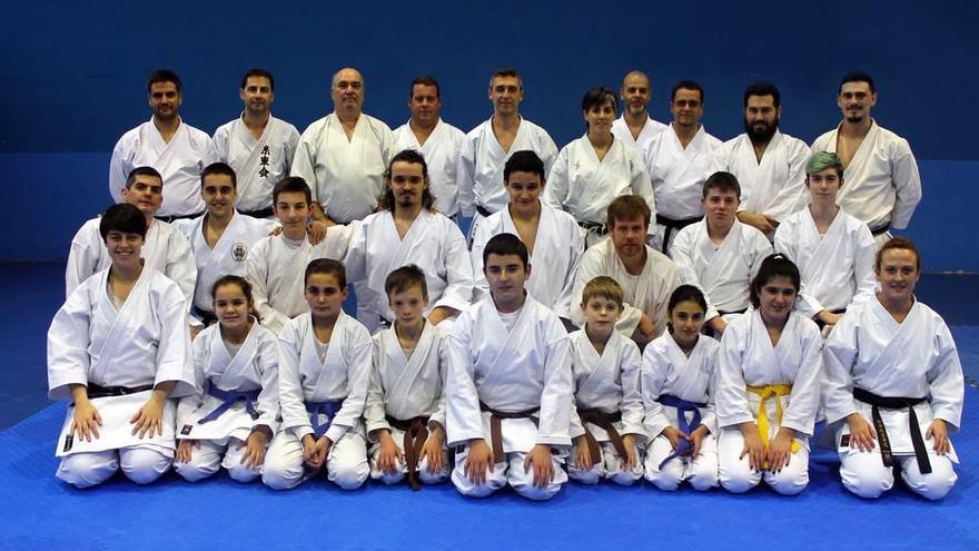 Los asistentes al curso de kárate en el polideportivo de Arriondas.