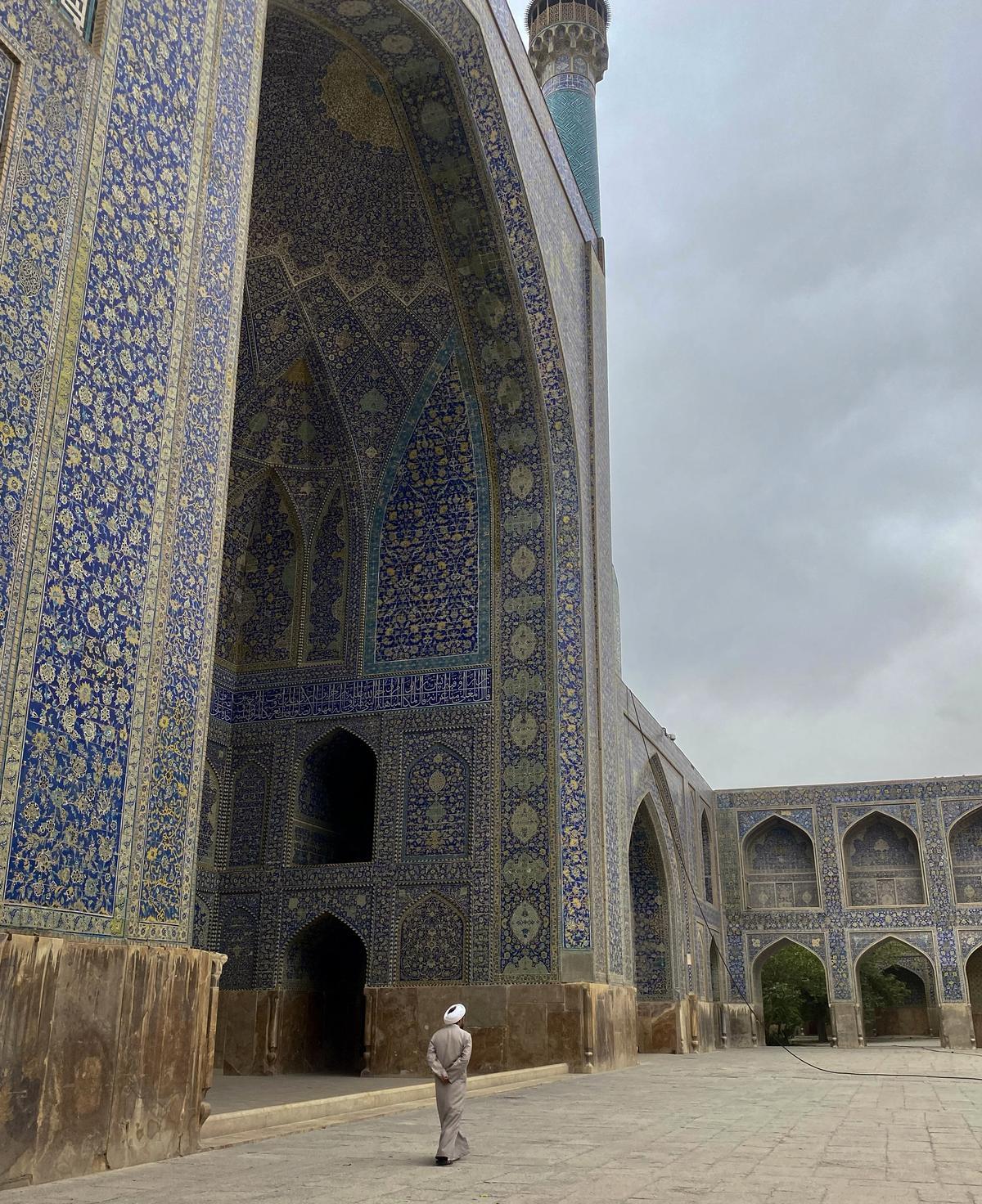 Un mulá camina por el patio de la mezquita del Imam Jomeini en Isfahán.