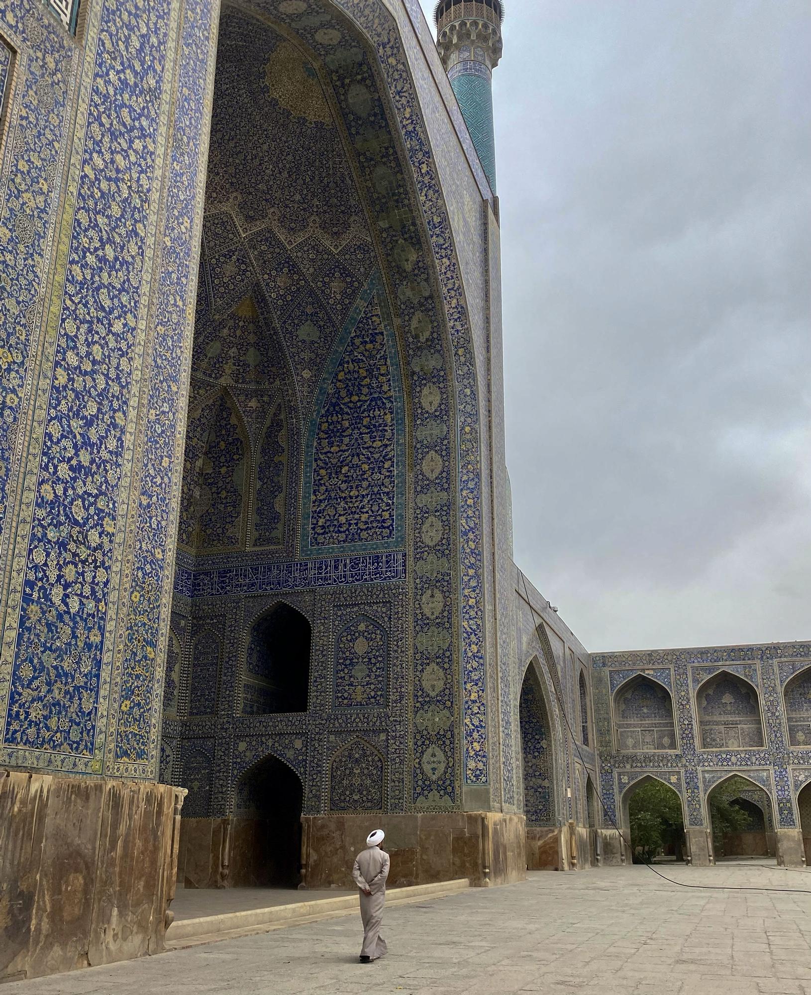 Un mulá camina por el patio de la mezquita del Imam Jomeini en Isfahán. G.N.