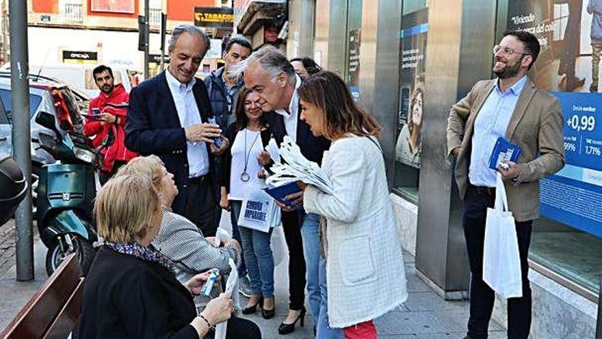 Mon, González Pons y Mato, ayer, en el reparto de propaganda.