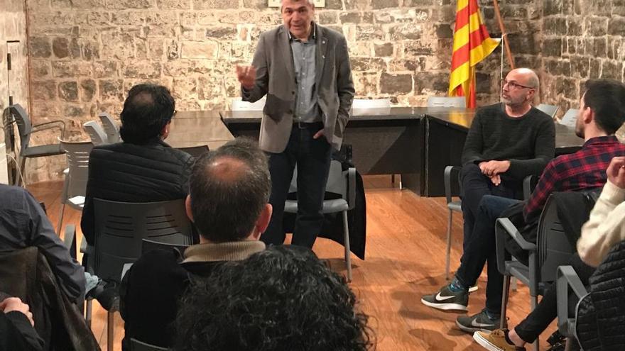 Oriol Amorós exposant l&#039;acord a polítics i veïns a Santpedor