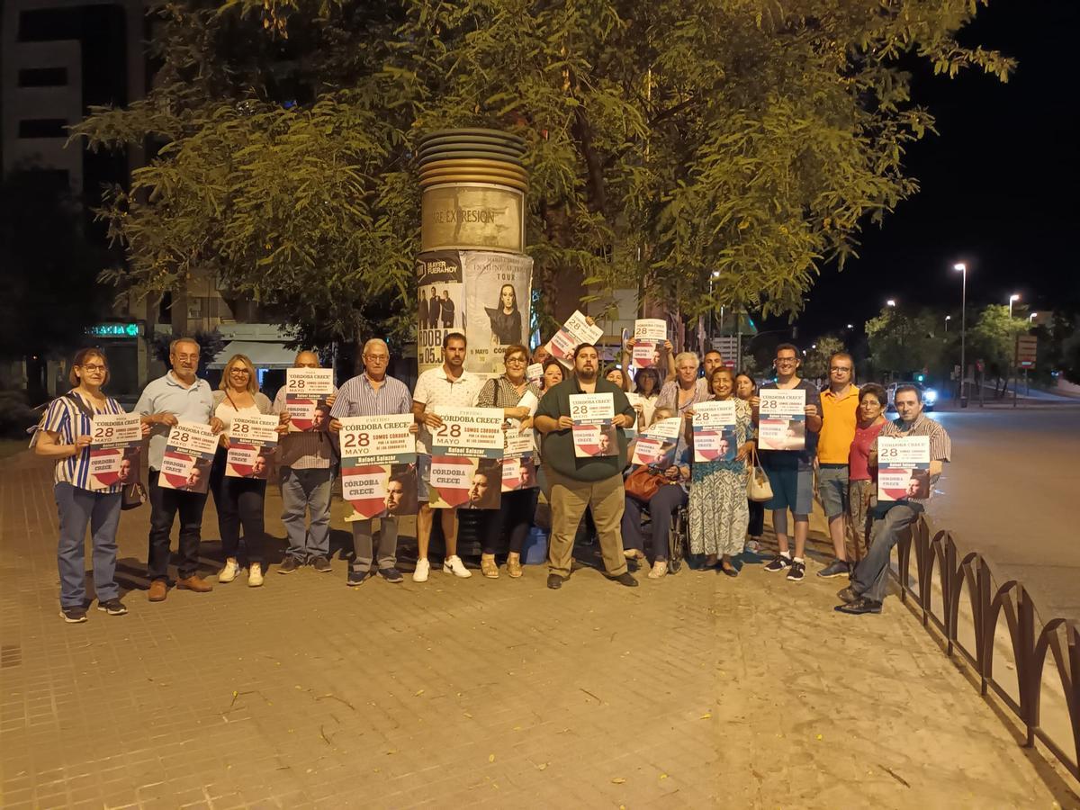 Simpatizantes de Córdoba Crece, junto a la Biblioteca del Estado.