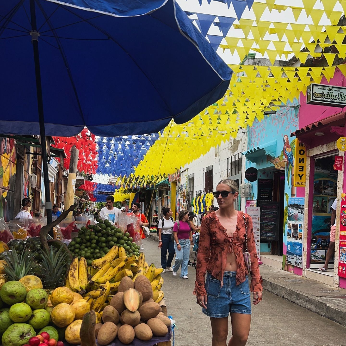 Alexia Putellas pasea por la calles de Cartagena de Indias en Colombia