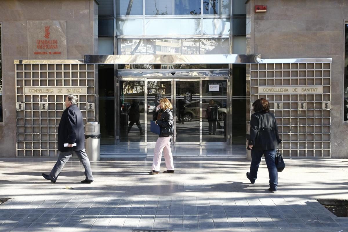Puerta de la Conselelria de Sanidad en imagen de archivo.