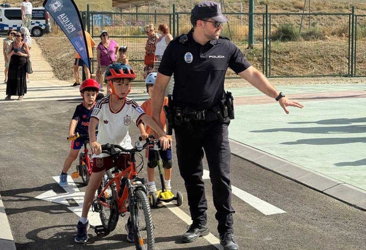 Se puede realizar en bicicleta, patinete o andando.
