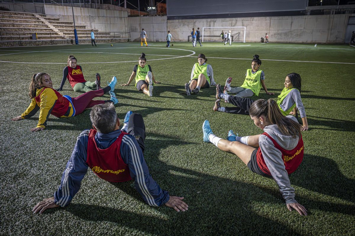 Entrenamiento del primer equipo de fútbol femenino que se crea en el barrio de La Mina