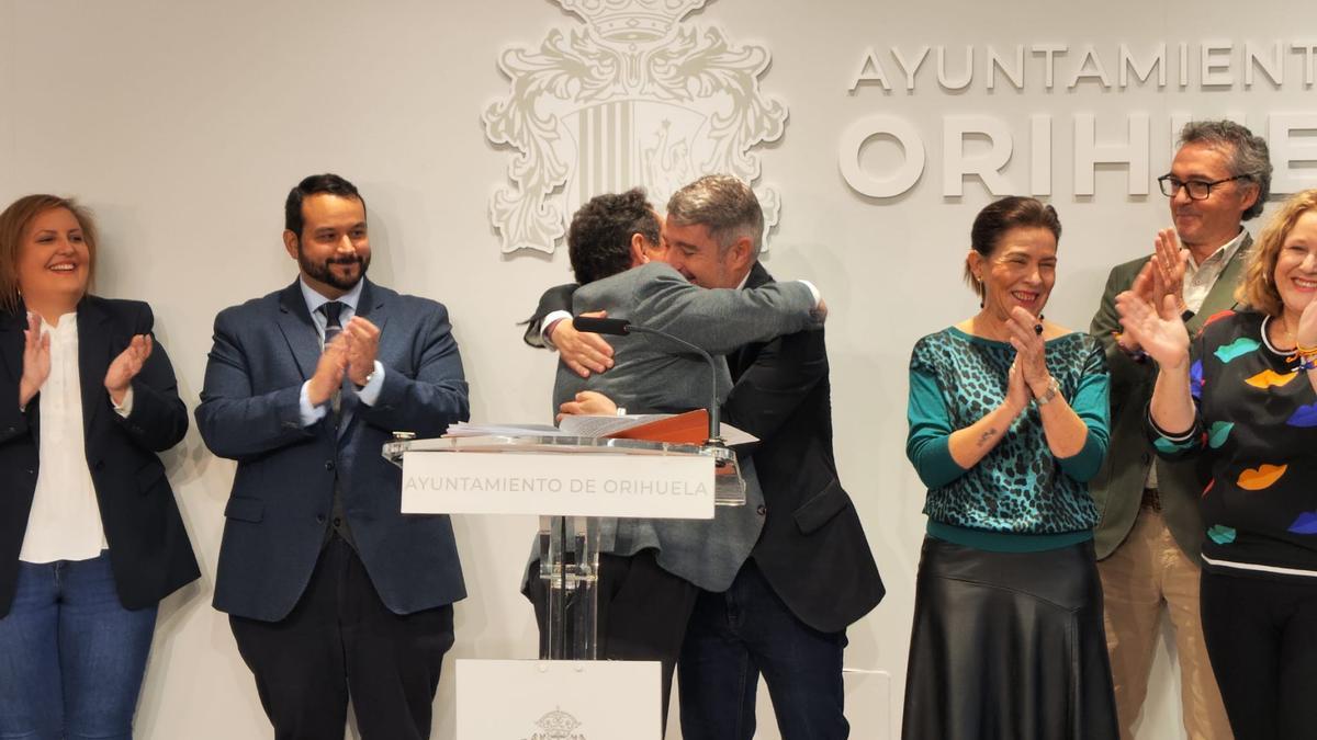 Pepe Vegara (PP) y Manuel Mestre (Vox) escenifican el acuerdo con un abrazo