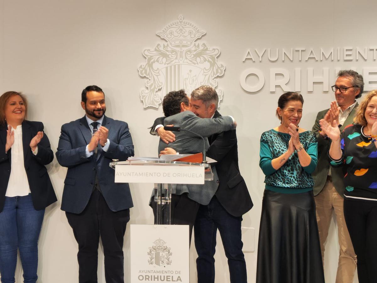 Pepe Vegara (PP) y Manuel Mestre (Vox) escenifican el acuerdo con un abrazo
