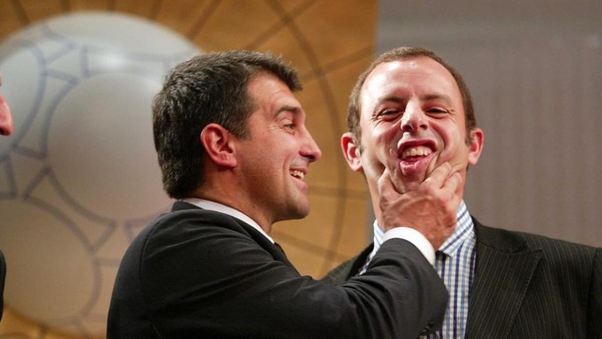 Laporta bromea con Rosell, en Zúrich en el 2004.