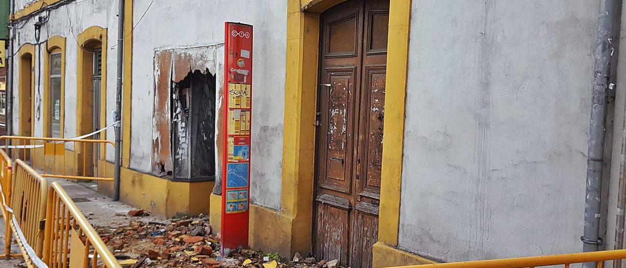 Los edificios ubicados en los números 4 y 6 de la calle Constitución de Sama, cuyo derribo comenzará hoy. | L. M. D.