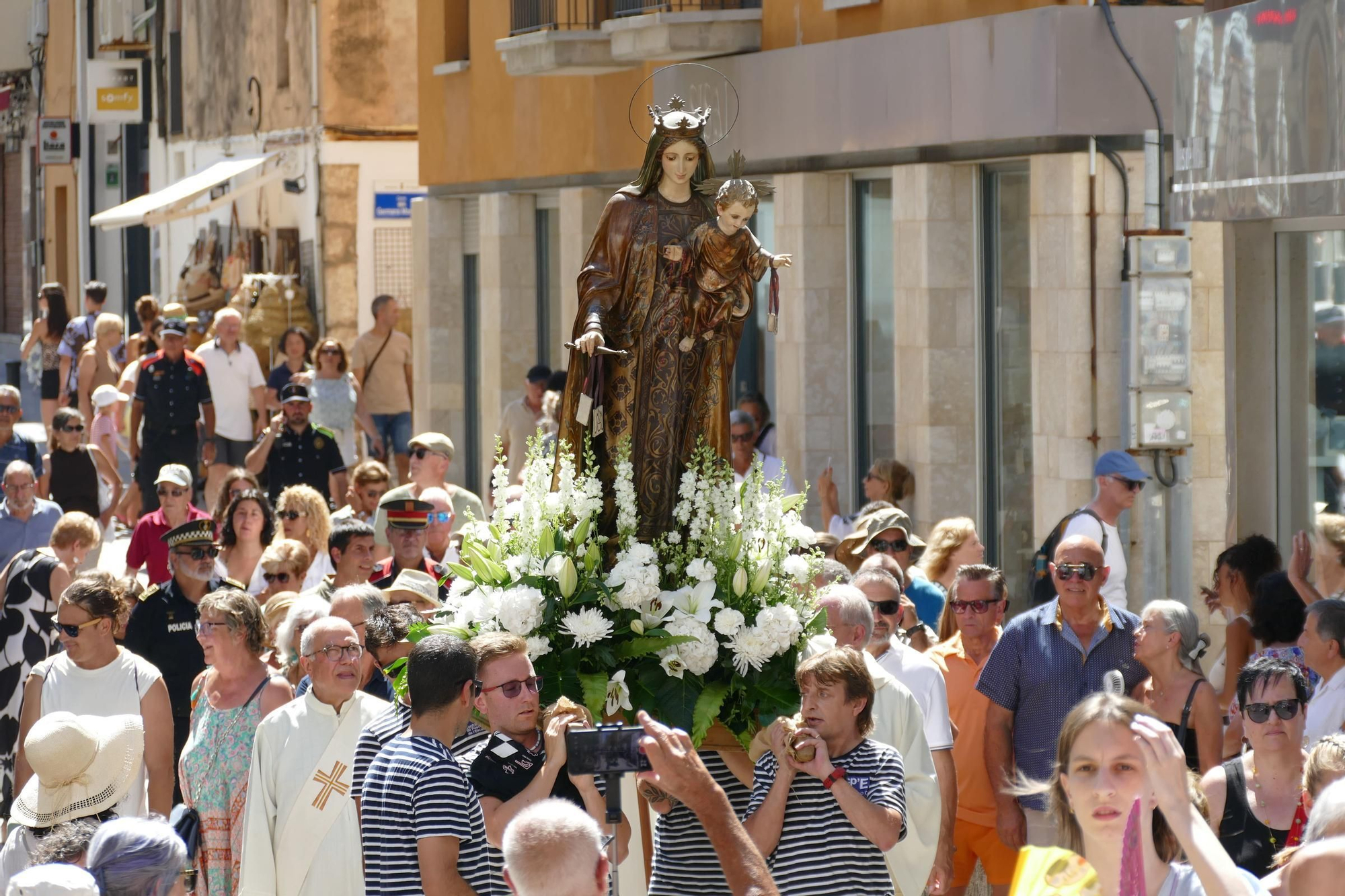 L'Escala commemora la Festa del Carme amb un sentit homenatge a les persones grans i a les seves arrels marineres