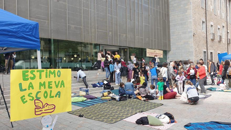 Les famílies de l’escola Camins aterren a Girona per evitar el tancament