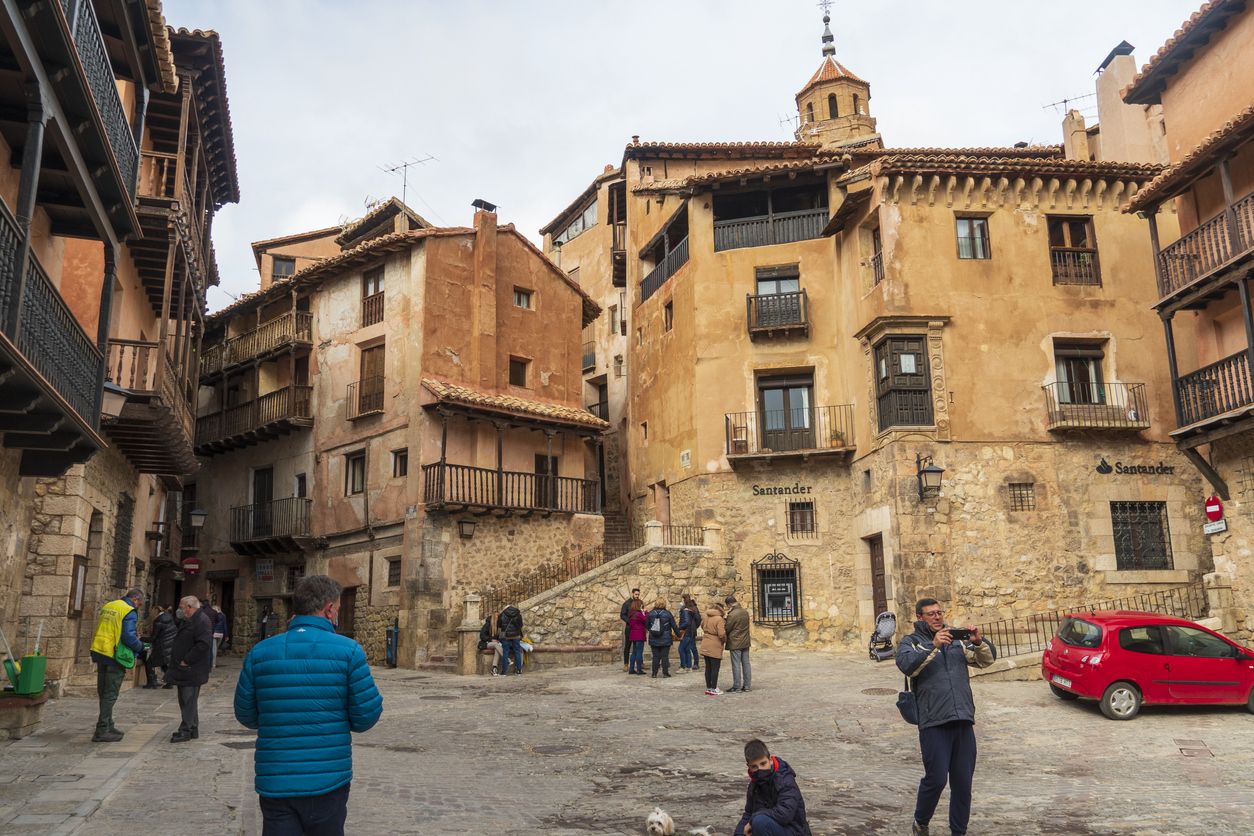 Las calles estrechas y empedradas, y las casas antiguas que las rodean, han hecho que el pueblo sea declarado Monumento Nacional