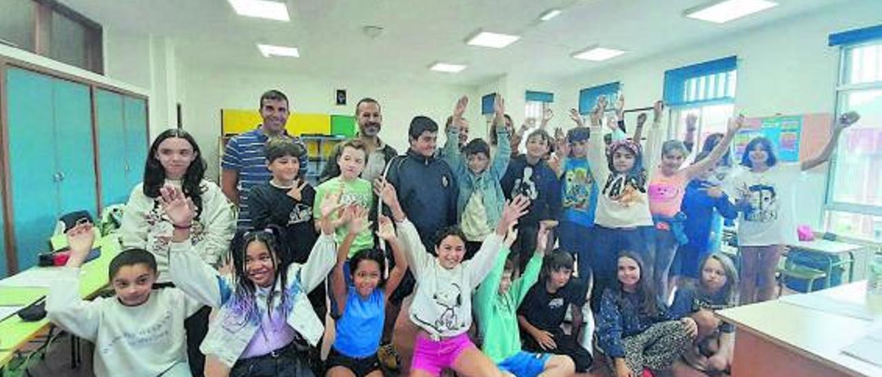 Los niños del Hermanos Arregui de Pola de Siero, con el alcalde Ángel García, la edil Mercedes Pérez y la directora, Eva Iglesias. | L. P.