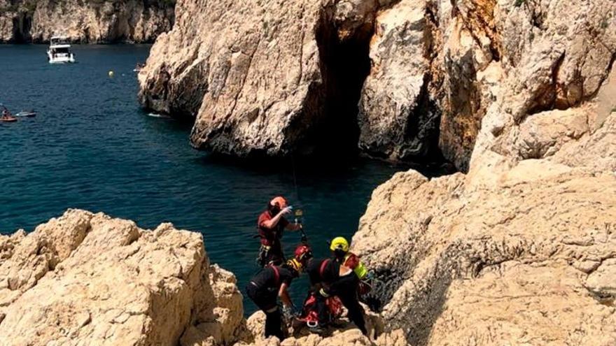 Complicado rescate en el acantilado de la Cova del Llop Marí de Xàbia