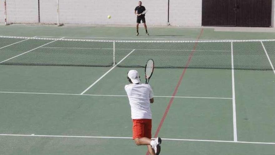 Dos tenistas en un partido en el complejo de San Roque // S.Á.