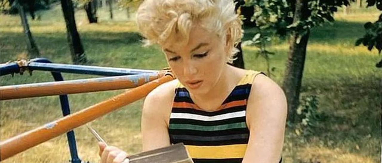 Marilyn Monroe, mientras leía el ’Ulises’, en el rodaje de &#039;Vidas rebeldes&#039;. /