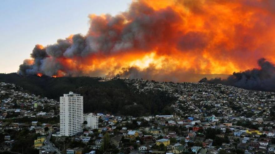 Lucha titánica contra el fuego en Valparaíso