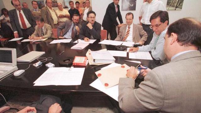 Juan Francisco García (2º por la derecha), en la apertura de plicas, en agosto de 1997.