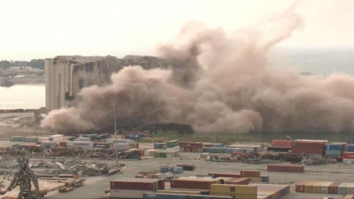 Momento del derrumbe parcial del silo que recuerda la fatídica explosión en el puerto de Beirut