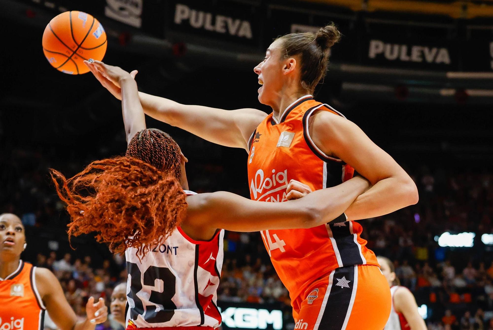 En imágenes | Primer partido de la final entre Valencia Basket y Casademont Zaragoza