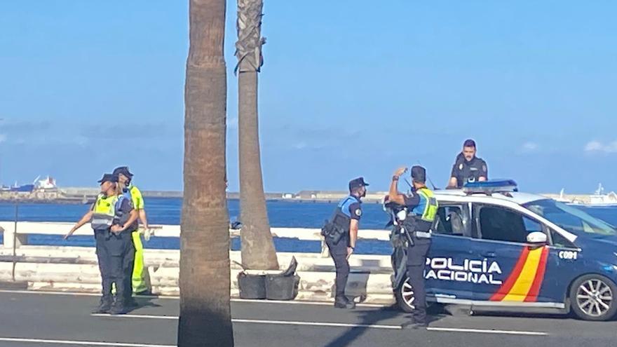 Así fue el accidente entre un coche de policía y un taxi en la Avenida Marítima