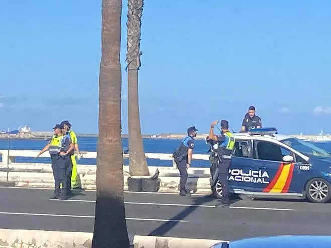 Así fue el accidente entre un coche de policía y un taxi en la Avenida Marítima
