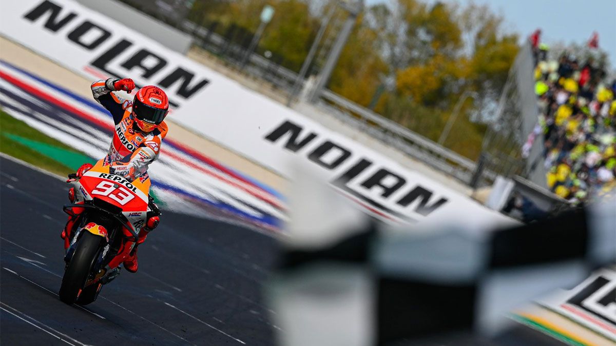 Marc Márquez se 'acordó' de su brazo lesionado al celebrar su victoria en Misano