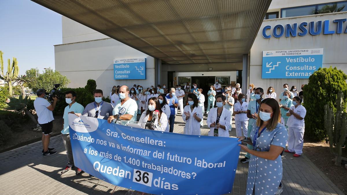 Concentración del comité de empresa y un grupo de trabajadores de Torrevieja Salud