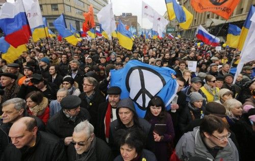 Miles de personas han salido este sábado a las calles de Moscú para sumarse a las marchas de apoyo y de rechazo a la intervención rusa en la región ucraniana de Crimea.